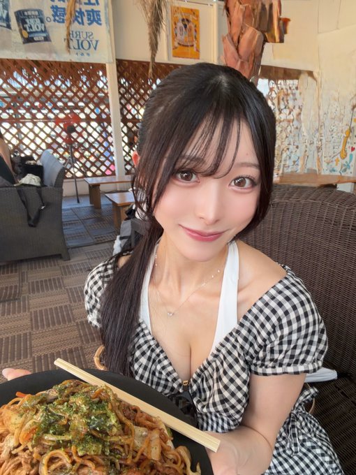 Hot girl tân binh bất ngờ gây chú ý, tổ chức hẳn triển lãm ảnh cá nhân gợi cảm, kỷ niệm một năm ra mắt