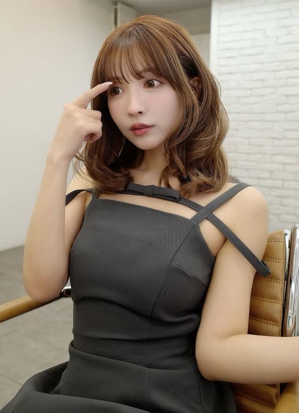 Bất ngờ gặp sự cố trang phục trên sân khấu, Yua Mikami vẫn thể hiện bản lĩnh, fan khen ngợi không ngớt