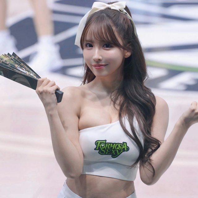 Bất ngờ gặp sự cố trang phục trên sân khấu, Yua Mikami vẫn thể hiện bản lĩnh, fan khen ngợi không ngớt