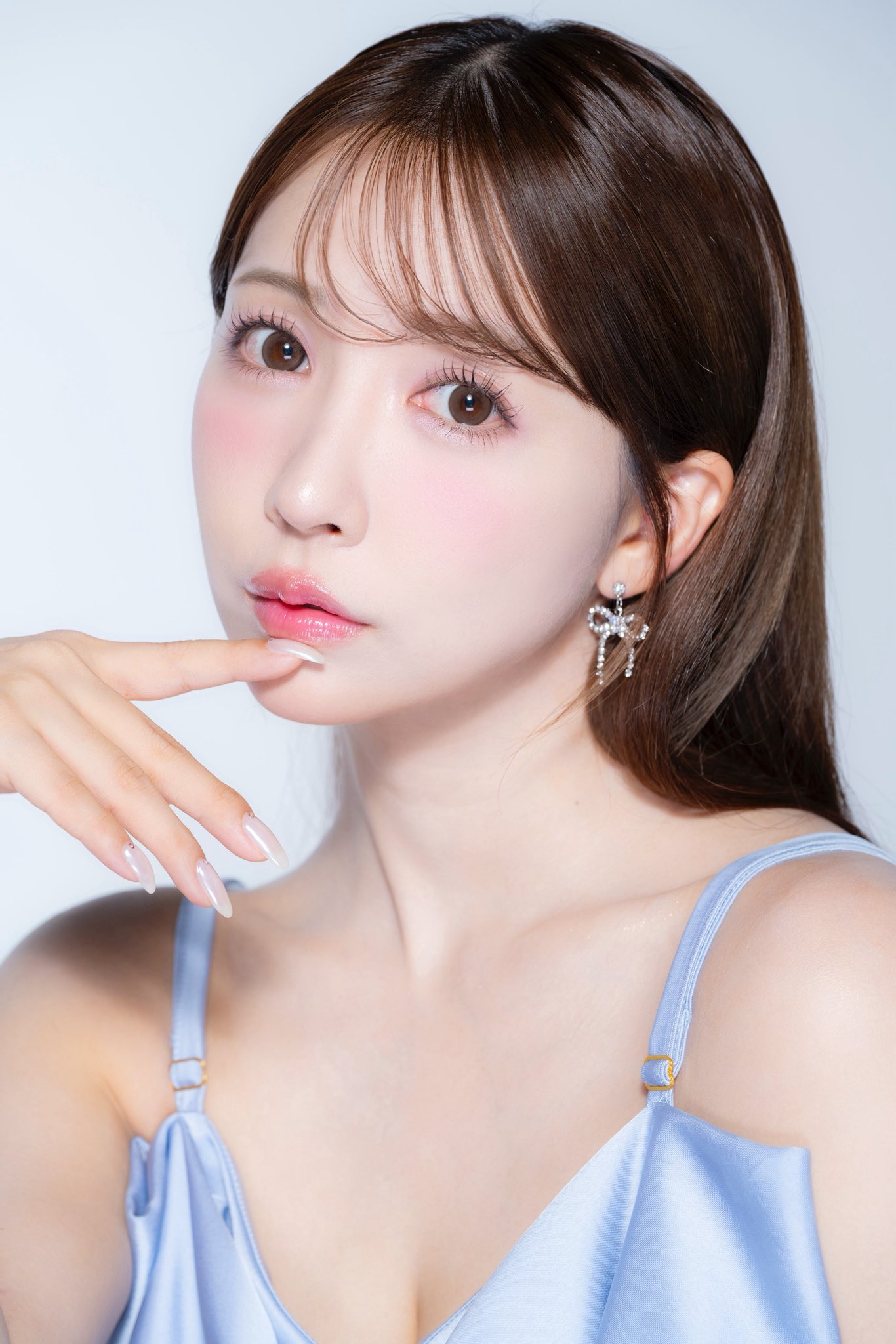 Gặp sự cố trang phục trong lúc lên sóng, Yua Mikami đáp trả thản nhiên, khẳng định không mấy bận tâm