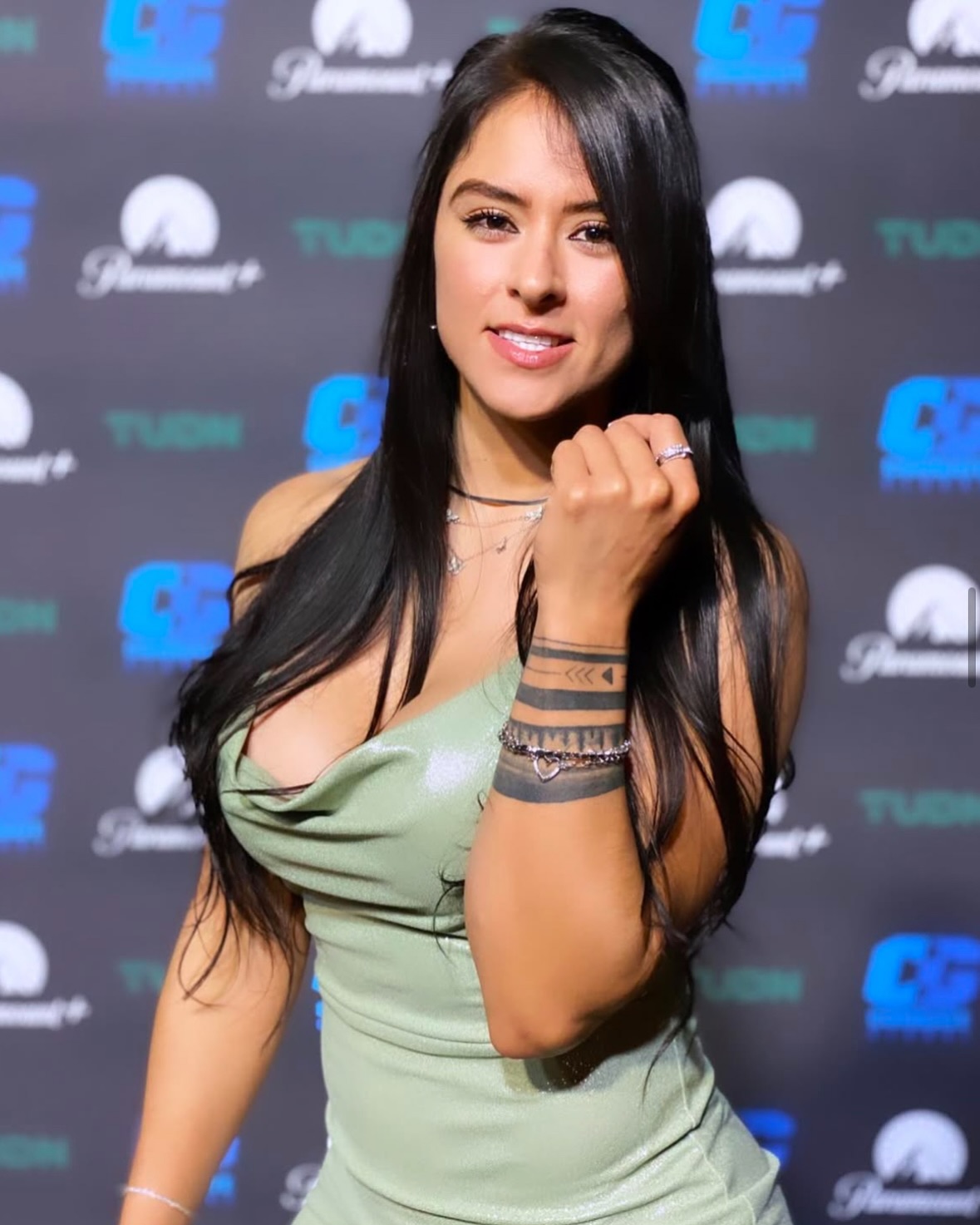 Gặp sự cố trang phục ngay trên sóng trực tiếp, hot girl MMA dù thua trận vẫn vui, kiếm hơn 13 tỷ