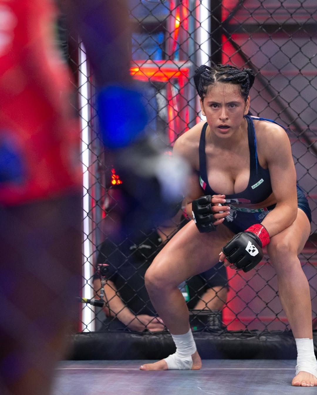 Gặp sự cố trang phục ngay trên sóng trực tiếp, hot girl MMA dù thua trận vẫn vui, kiếm hơn 13 tỷ