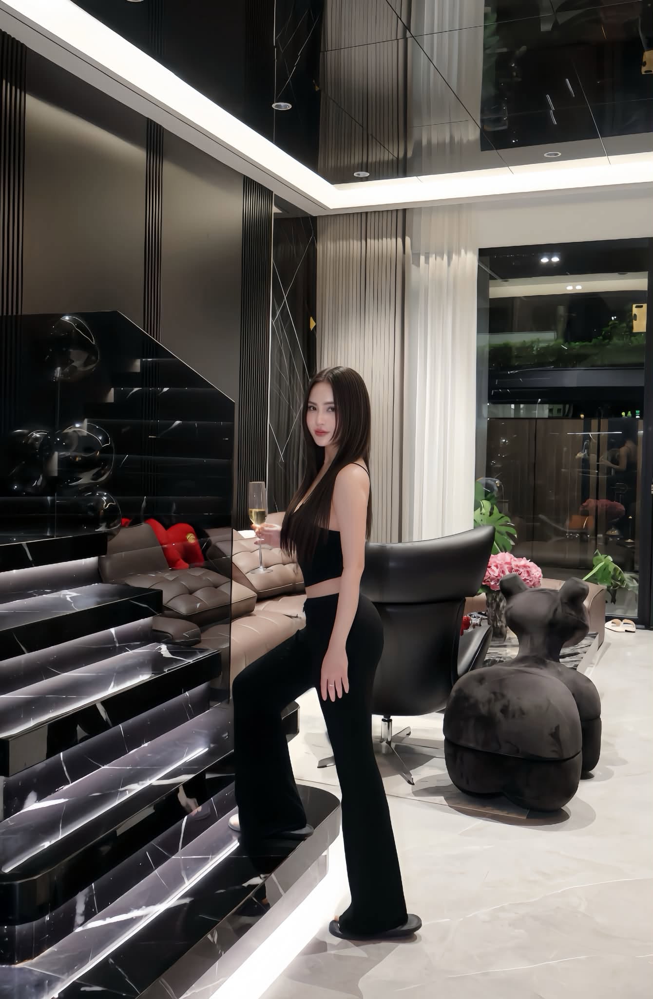 Gallery - Thoát vai mẹ bỉm, hot girl gây mê với vóc dáng không thể tin được - image 2