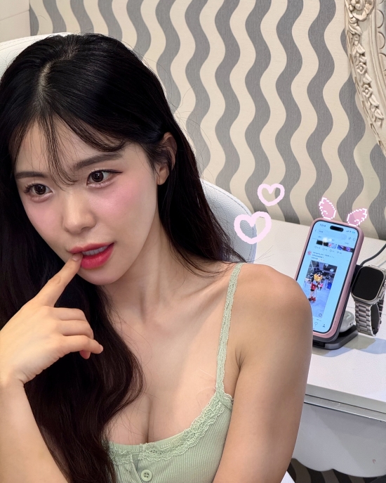 Bán chữ ký và dấu son môi được hơn 130 triệu đồng, hot girl gợi cảm không dám tin, choáng váng tột độ