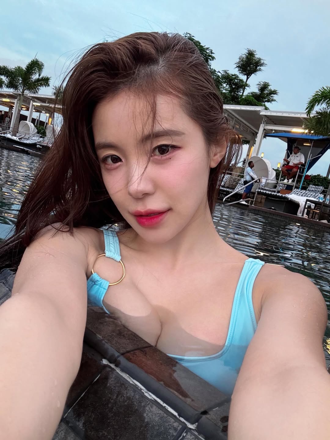 Bán chữ ký và dấu son môi được hơn 130 triệu đồng, hot girl gợi cảm không dám tin, choáng váng tột độ