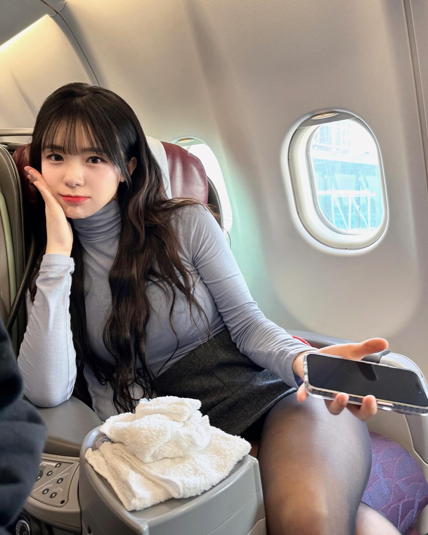 Bán chữ ký và dấu son môi được hơn 130 triệu đồng, hot girl gợi cảm không dám tin, choáng váng tột độ