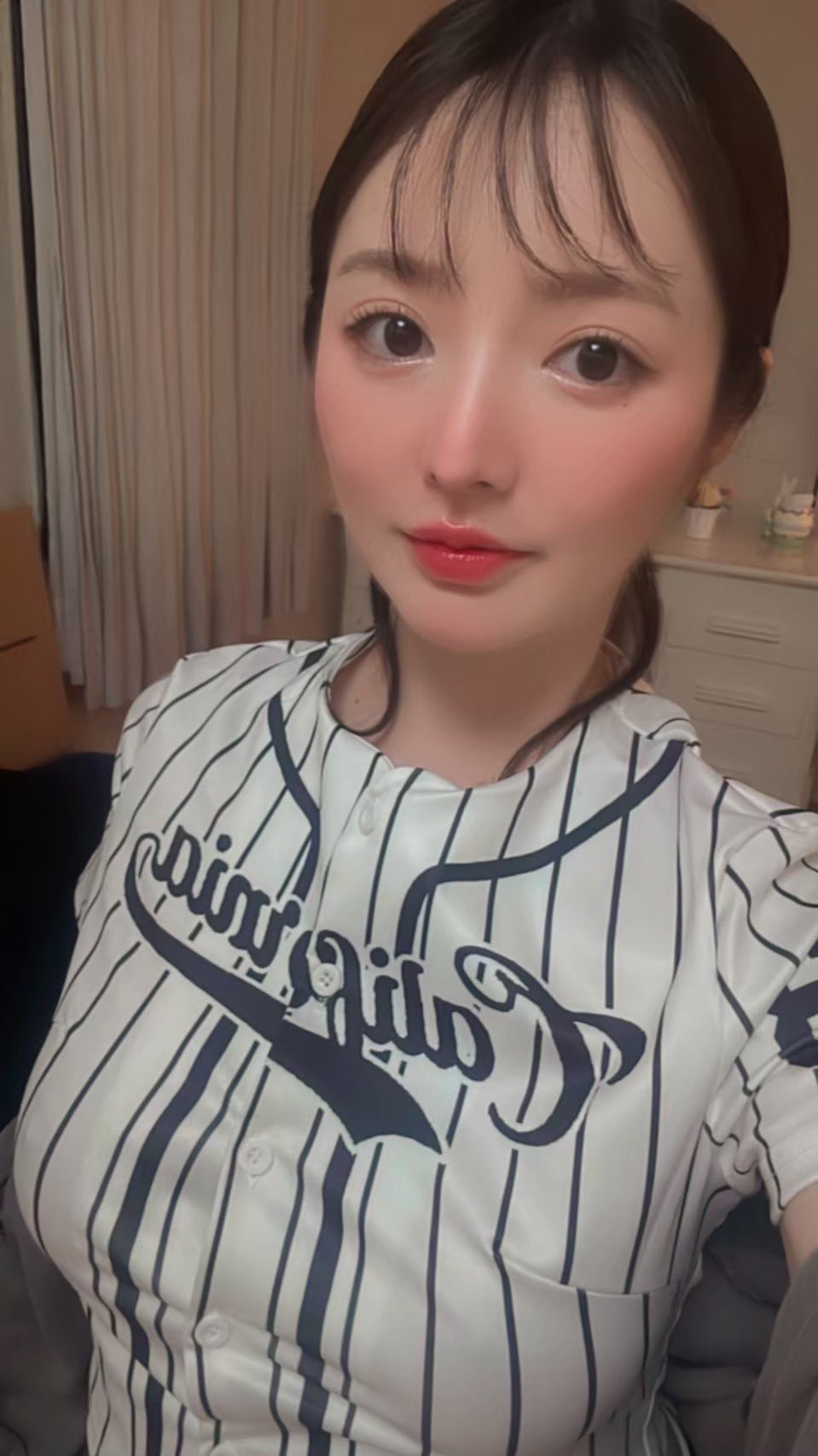 Đang theo nghề cổ vũ, cô nàng gợi cảm bất ngờ chuyển hướng làm hot girl tân binh, tiết lộ gây sốc fan hâm mộ