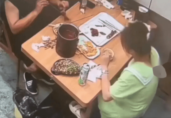 Đang ăn, người phụ nữ có hành động lạ khiến chủ quán lập tức báo cảnh sát, vạch trần thói 