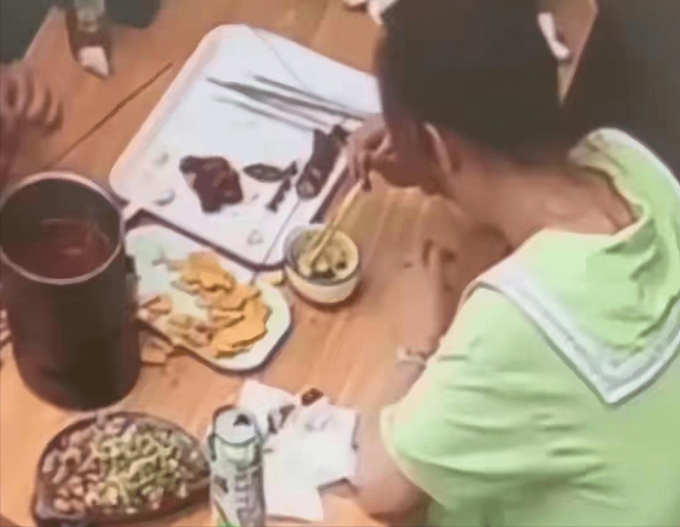 Đang ăn, người phụ nữ có hành động lạ khiến chủ quán lập tức báo cảnh sát, vạch trần thói 