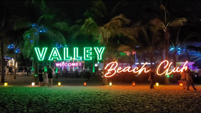 Quán bar bãi biển nằm trên khu vực công cộng, hàng ngày có rất đông gia đình đưa trẻ ra vui chơi.