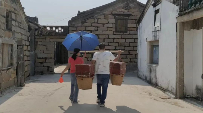 Bố mẹ Thiệu Lê chuẩn bị cúng tổ tiên ở quê nhà Triều Sán (Quảng Đông, Trung Quốc)