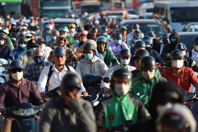 Hàng nghìn người rời Hà Nội về quê nghỉ lễ, nhiều tuyến đường ùn tắc kéo dài