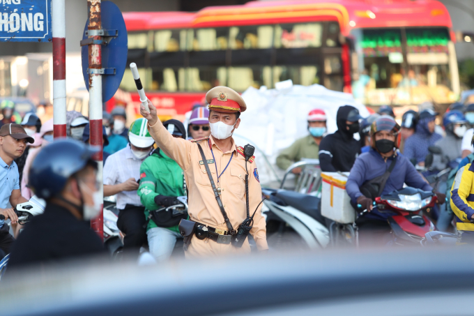 Dù lực lượng CSGT đã túc trực từ sớm đề điều tiết, tuy nhiên việc tắc đường là khó tránh khỏi, người dân Hà Nội cũng vốn đã quen với tình trạng này trước mỗi kỳ nghỉ lễ