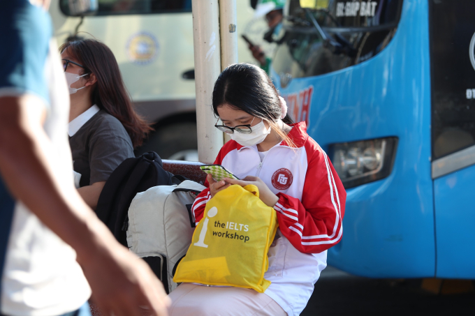 Hàng nghìn người rời Hà Nội về quê nghỉ lễ, nhiều tuyến đường ùn tắc kéo dài