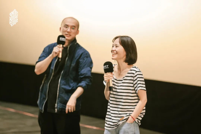 Nữ đạo diễn Dư Hồng Miêu trong buổi ra mắt phim 