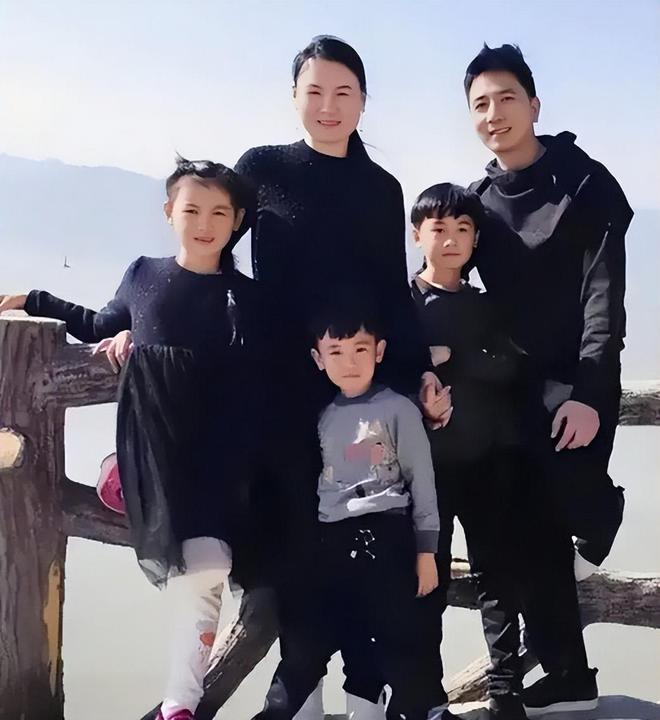 Gia đình 5 người của Lâm Sinh bân