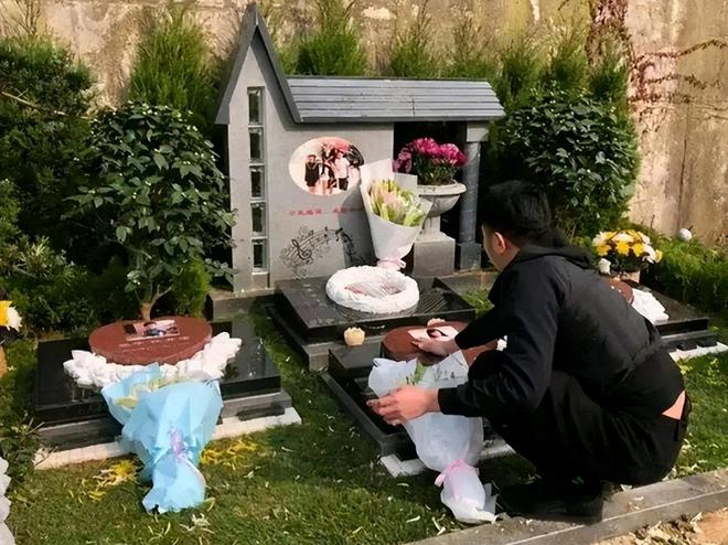 Lâm Sinh Bân thường xuyên đi viếng mộ vợ Chu Tiểu Trinh và các con