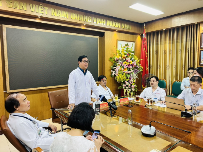 Phó Giáo sư, Tiến sĩ Lương Ngọc Khuê đang chỉ đạo công tác điều trị cho các nạn nhân.