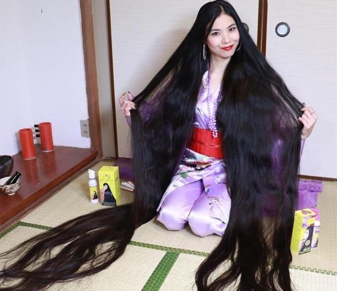 Mái tóc dài của Rin Kambe.