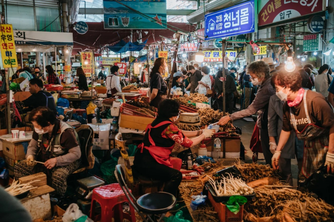 Chợ Kyungdong ở phía đông Seoul, trước ngày lễ Chuseok năm 2020.
