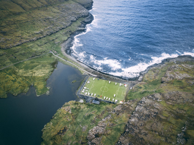 Một sân bóng đá trên đảo gần bờ biển.