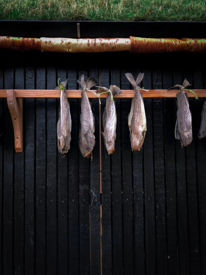 Thịt khô, cá khô là đặc sản của Quần đảo Faroe, cá và thịt cừu cũng là thực phẩm chính của người dân địa phương.