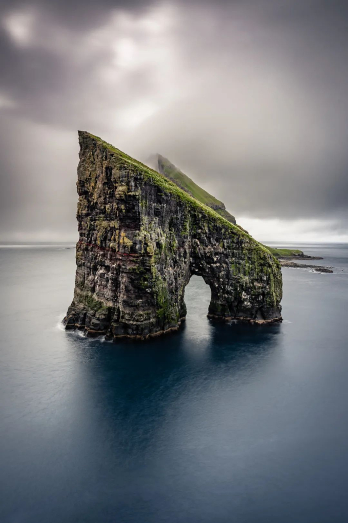 Ở Quần đảo Faroe có một tảng đá khổng lồ Drangarnir đứng trên biển, có hình dạng giống như một mái vòm. Du khách còn ví von đây là 
