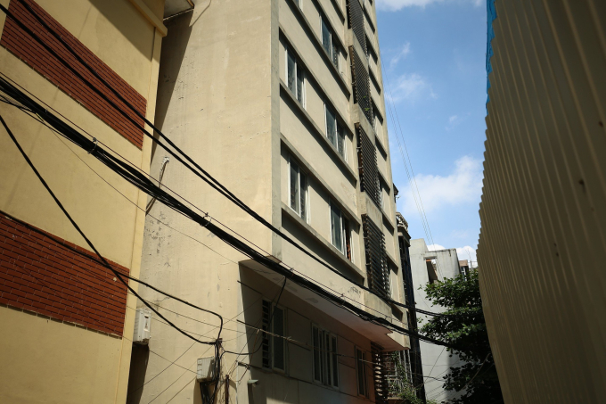 Một chung cư khác cũng do ông Minh làm chủ, địa chỉ trong ngõ 203 đường Trường Chinh (phường Khương Mai), tòa chung cư mini này cao 10 tầng, chia làm 25 phòng, được xây dựng trên ô đất có diện tích gần 120m2.