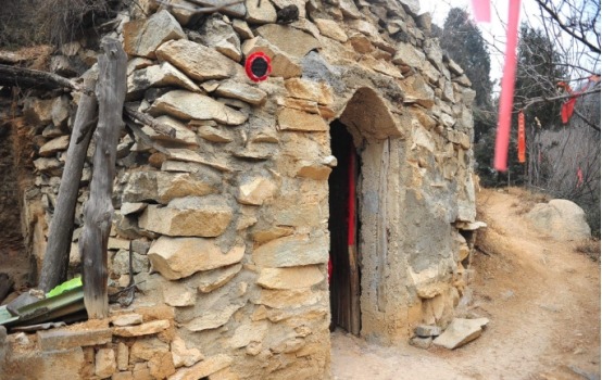 Một căn nhà tường đất bình thường trên núi Chung Nam, nhìn đơn giản nhưng giá thuê lại rất cao thì 