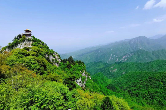 Thuộc dãy Tần Lĩnh, núi Chung Nam nổi tiếng với cảnh đẹp hùng vĩ, cây xanh bạt ngàn, thích hợp với việc ẩn cư tu đạo
