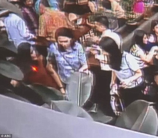 Hình ảnh CCTV cho thấy Jessica Kumala Wongso hạ độc bạn thân.
