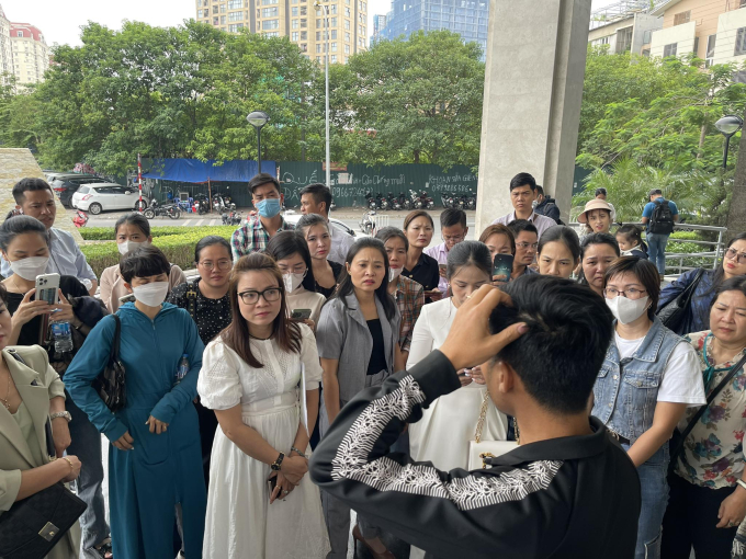 Rất đông người dân Khu đô thị Thanh Hà có mặt tại Sở Xây dựng Hà Nội từ sáng tới trưa ngày 13/10 để lắng nghe ý kiến sau cuộc họp.