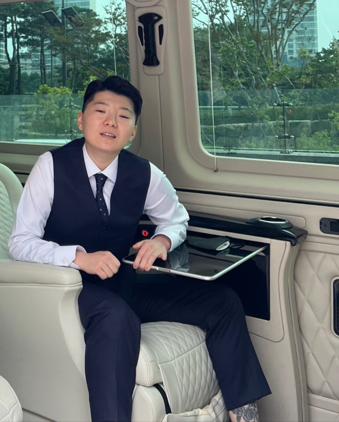 Jeon ngồi trong một chiếc xe limousine.
