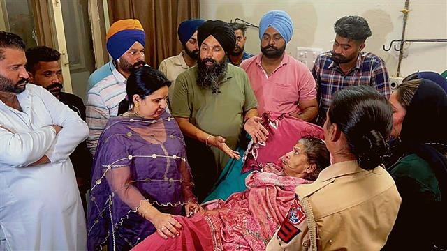 Bà Asha Rani được chăm sóc trong bệnh viện.