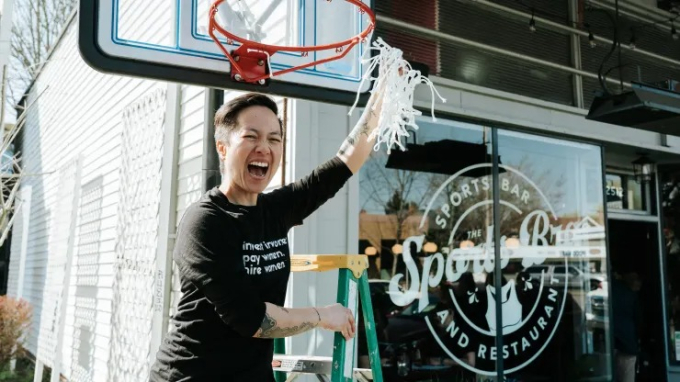 Jenny Nguyen, 43 tuổi, là người sáng lập và chủ sở hữu của The Sports Bra ở Portland, Oregon.