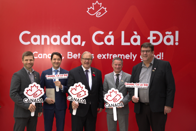 Ông Lawrence MacAulay cùng các đại biểu Canada tại sự kiện Cá Là Đã