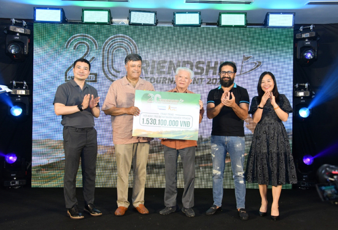 Đại diện Suntory PepsiCo Việt Nam trao số tiền gây quỹ được từ giải Golf Hữu Nghị thứ 20 cho Hội Bảo trợ Bệnh nhân nghèo TP.HCM