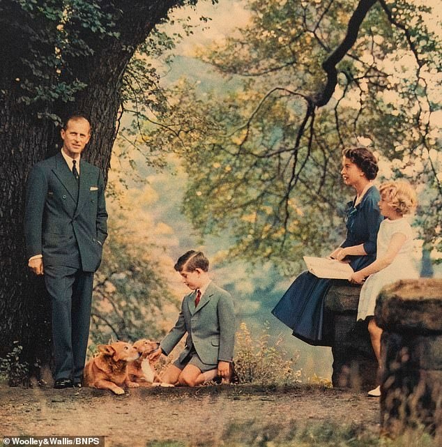 Bộ sưu tập thiệp Giáng sinh Hoàng gia từ năm 1953 đến năm 1989 đã được rao bán. Trong ảnh là cố Nữ vương Elizabeth II và Thân vương Philip cùng với Vương nữ Anne, Vua Charles và 2 chú chó cưng Corgis vào năm 1957.