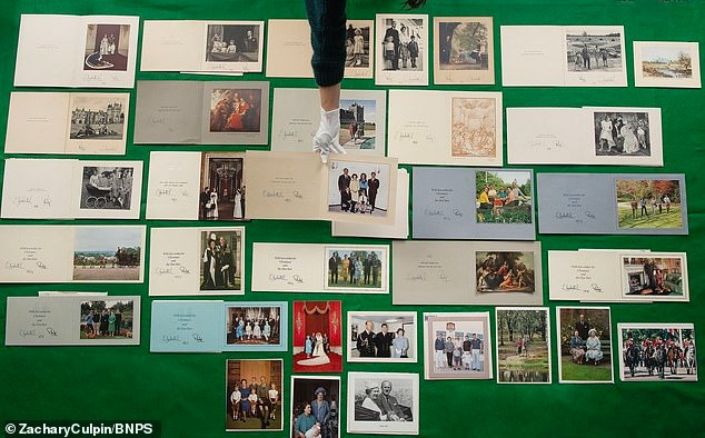 Bộ sưu tập thiệp Giáng sinh được rao bán, hé lộ những bức ảnh chưa từng thấy về cuộc sống riêng tư của cố Nữ vương Elizabeth với gia đình