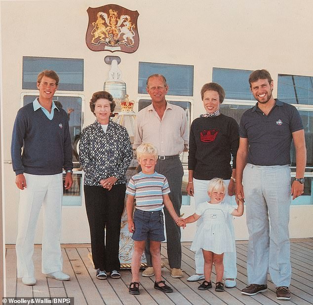 Bức ảnh chụp (từ trái sang) Vương tử Edward, cố Nữ vương Elizabeth II, Thân vương Philip, Vương nữ Anne và Vương tử Andrew. Bức ảnh cũng có sự góp mặt của Peter Phillips (con đầu tiên và con trai duy nhất của Vương nữ Anne) khi còn nhỏ và em gái Zara. Bức ảnh thiệp Giáng sinh năm 1983 được chụp trên du thuyền Hoàng gia Britannia.
