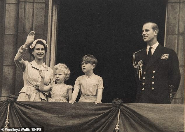 Cố Nữ vương Elizabeth II và Thân vương Philip cùng Vương nữ Anne và Vua Charles khi còn nhỏ trên ban công Cung điện Buckingham trong thiệp Giáng sinh năm 1954.