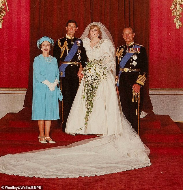 Tấm thiệp năm 1981 này có hình Vua Charles và cố Vương phi Diana trong ngày cưới năm 1981. Cố Nữ vương Elizabeth II và Thân vương Philip đứng bên cạnh 2 người.