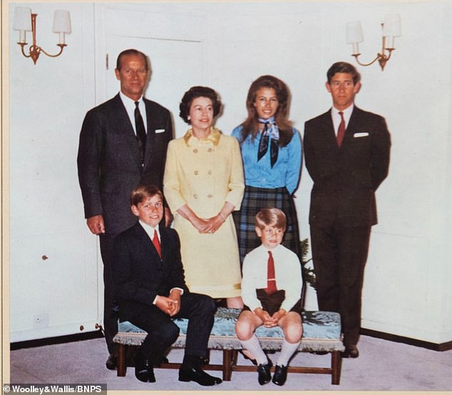 Cố Nữ vương Elizabeth II mặc chiếc váy màu vàng sáng trong tấm thiệp năm 1971.