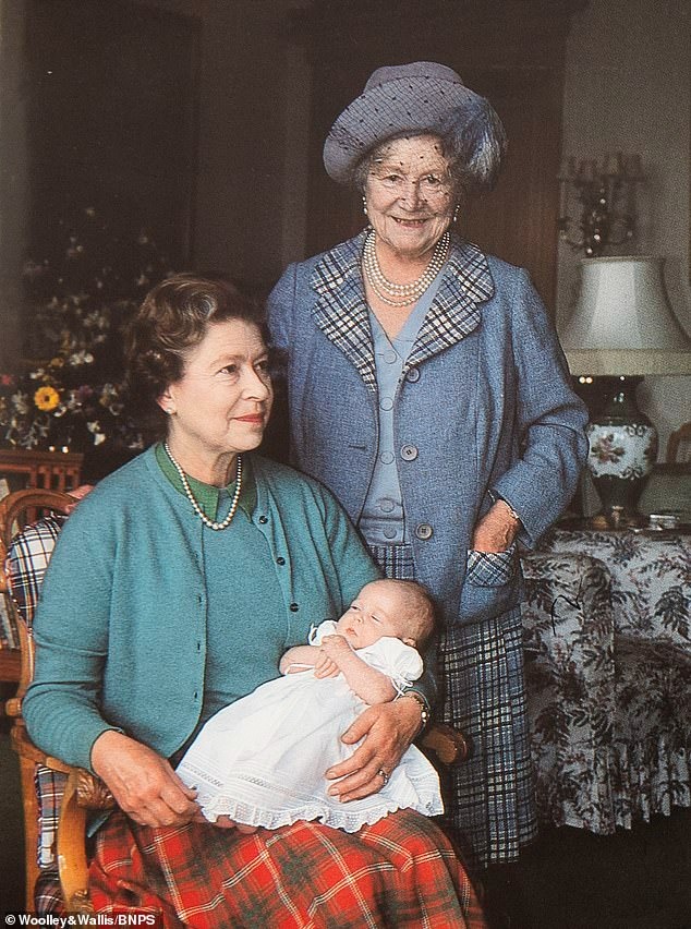 Cố Nữ vương Elizabeth II chụp ảnh cùng với mẹ của bà, Vương mẫu hậu Elizabeth. Cố nữ vương đang ôm Vương tôn nữ Beatrice, con gái lớn của Vương tử Andrew, trong tấm thiệp Giáng sinh năm 1988.