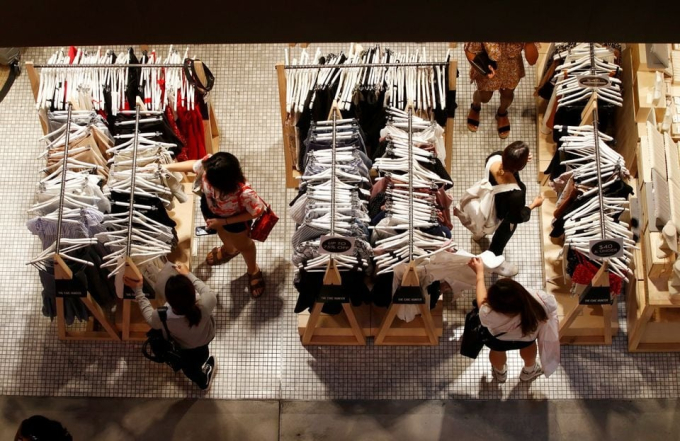Phụ nữ mua quần áo tại một cửa hàng ở khu thương mại trung tâm Sydney (CBD) Australia.