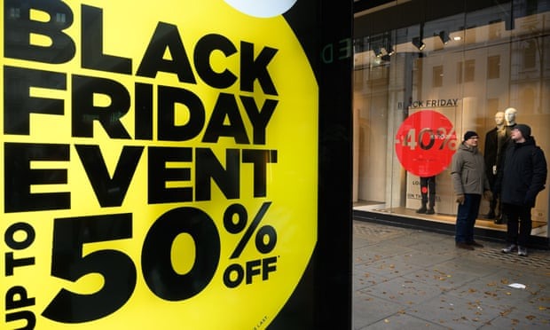 Biển quảng cáo bán hàng vào Black Friday trên Phố Oxford, thủ đô London, Anh.
