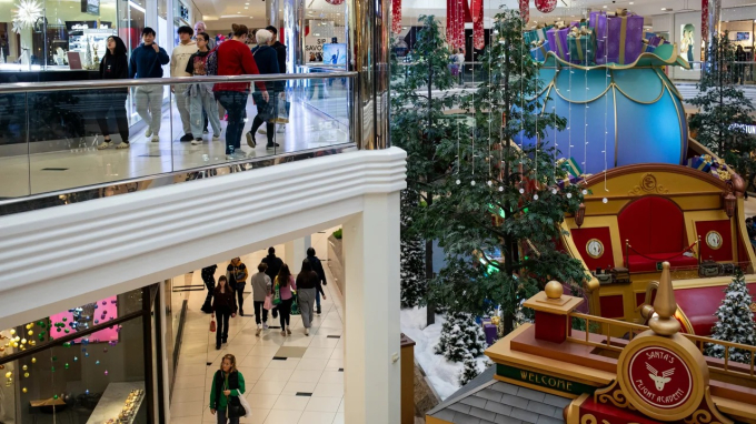 Người mua sắm đi dạo quanh Trung tâm thương mại Twelve Oaks vào ngày 24 tháng 11 năm 2023 ở Novi, bang Michigan (Mỹ).