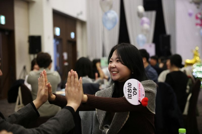 Cô gái tên Lee Yu-mi tham dự một sự kiện hẹn hò tập thể ở Seongnam, Hàn Quốc, ngày 19 tháng 11 năm 2023.