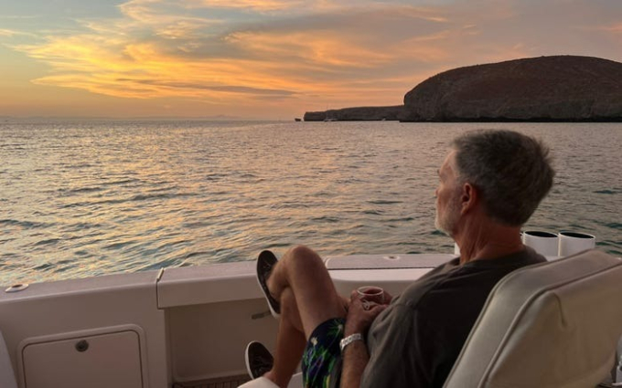 Ông Ted Dobson ngồi trên thuyền, ngắm cảnh ở Isla Espiritu Santo.