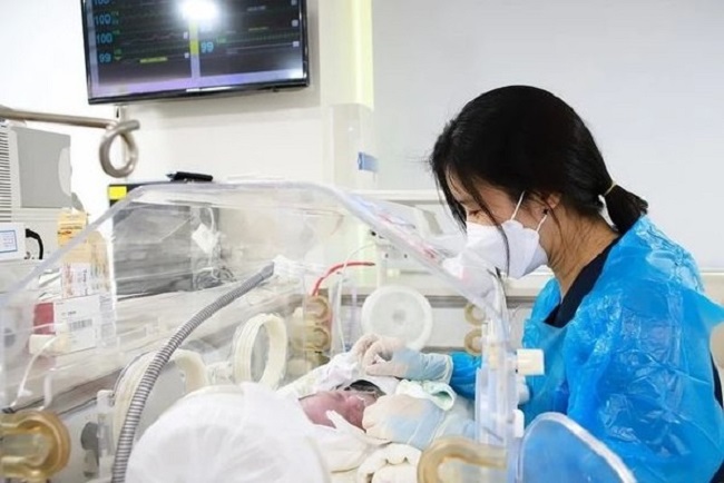 Điều kỳ diệu với vợ chồng người Việt ở Hàn Quốc: 3 con sinh non 23 tuần, được bác sĩ tận tình giúp và cái kết ngoài sức tưởng tượng